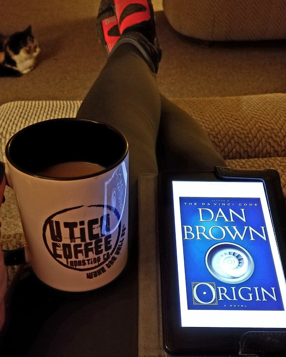 deeter64's tweet photo. My Friday Night...coffee, Kindle, kitty. #UticaRoastingCompany #JamaicanMeCrazy  #DanBrownOrigin https://t.co/OjYfU1k3Wp