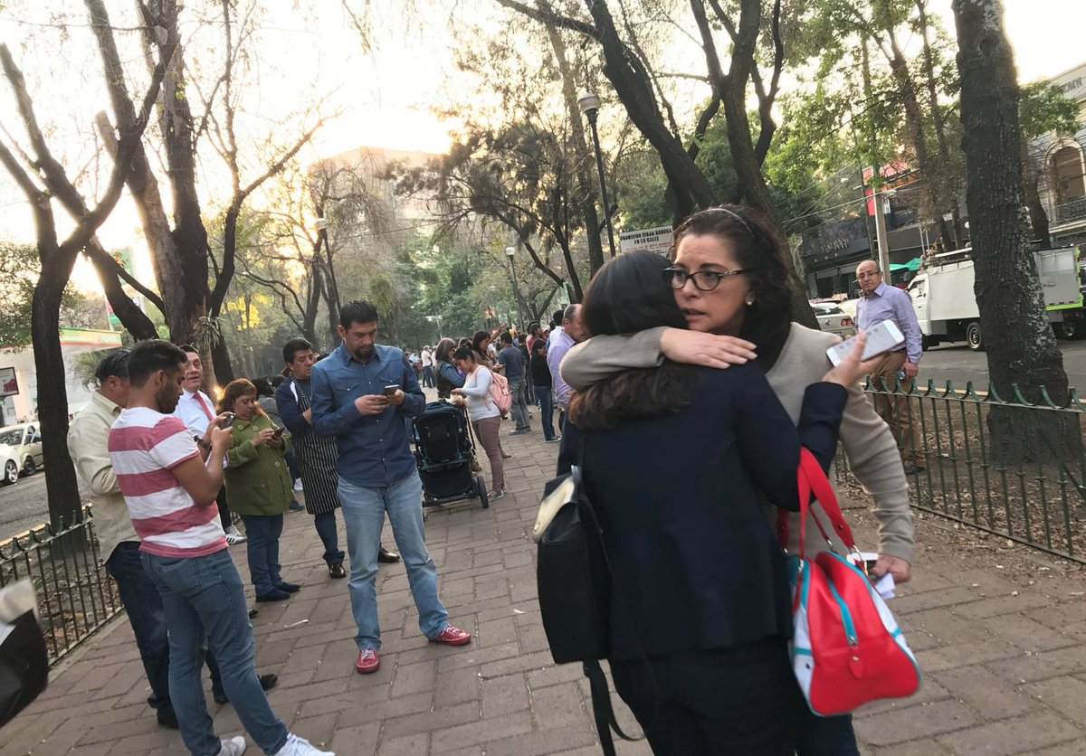 ajplusespanol's tweet photo. Los edificios se movieron por más de un minuto en la Ciudad de México. El temblor incluso se sintió en Guatemala. https://t.co/8PDWBxdoMJ