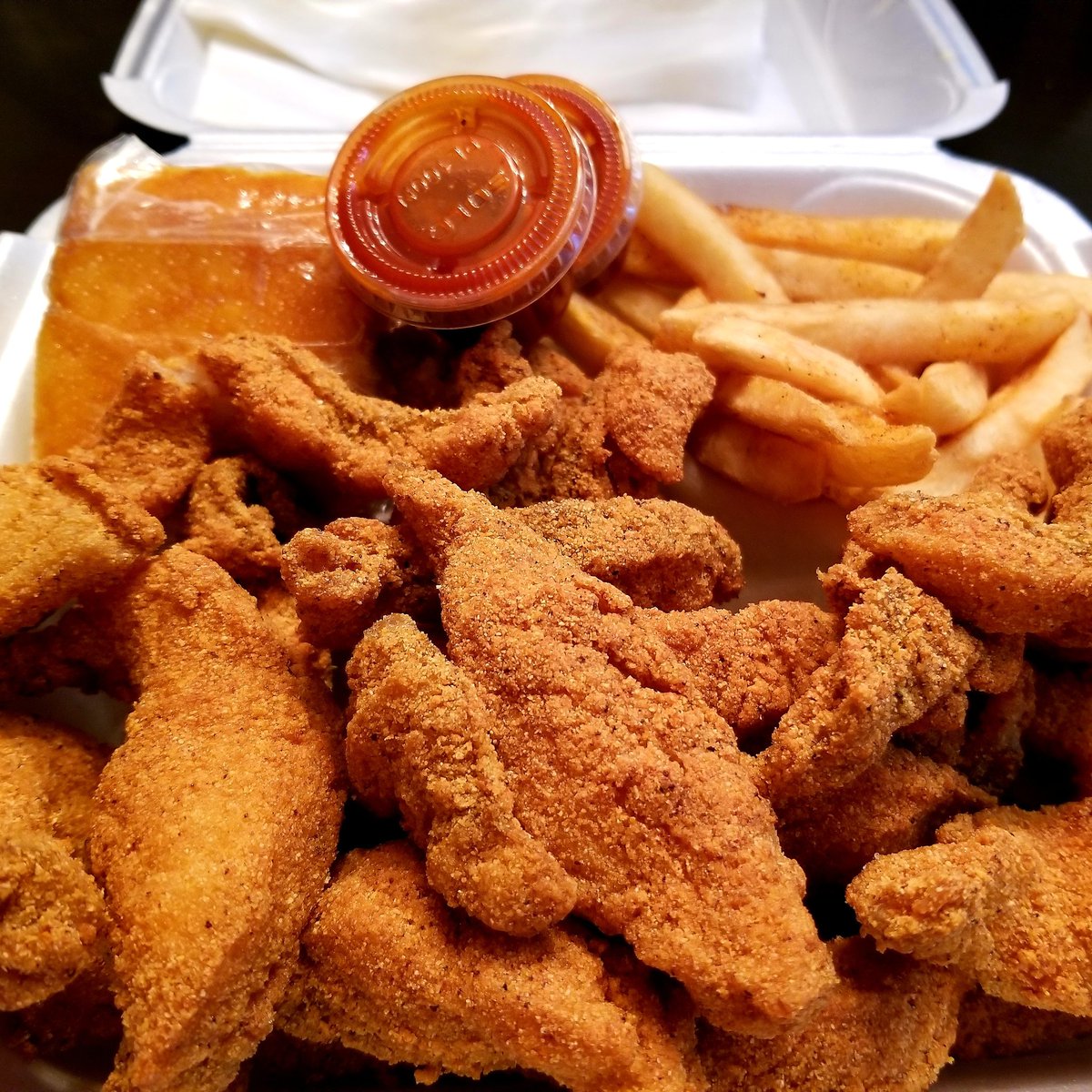freakdam's tweet photo. Fried catfish!! This was straight 🔥🔥🔥! #flish #friedcatfish #hotsauce #dinnerdoneright #yesIsaidflish https://t.co/razwdsgMlR