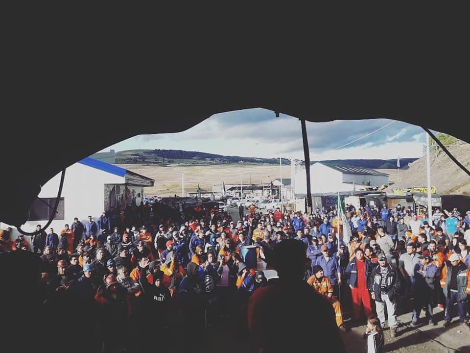 AleGarzonOk's tweet photo. Ayer tuve el honor de dirigirme a la asamblea comunitaria en boca de Mina 5 donde participaron los trabajadores de YCRT y la comunidad de Río Turbio y 28 de Noviembre. 

#NoAlosDespidosEnYCRT #SoyDeAte https://t.co/xJBzt5s3ao