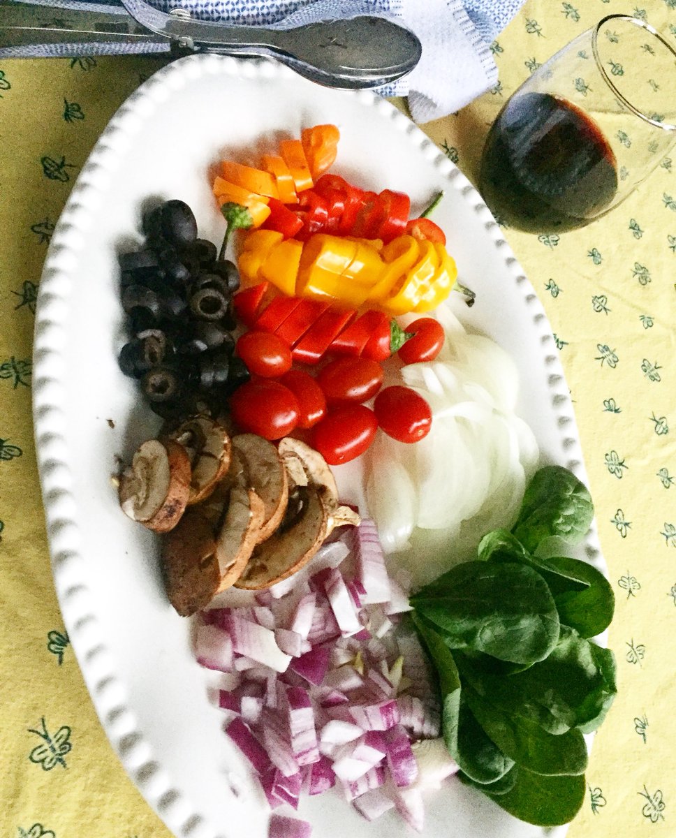 The healthier side of pizza 🍕 with some 🍷 #fridaymood #FridayNightFeast