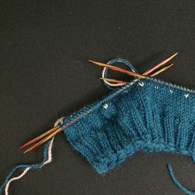 BeckyinVT's tweet image. Finally getting to the good part! The colorwork! #knit #ravelenics2018 #strandedknitting #knittersofinstagram #knitstagram ift.tt/2F9ulqd