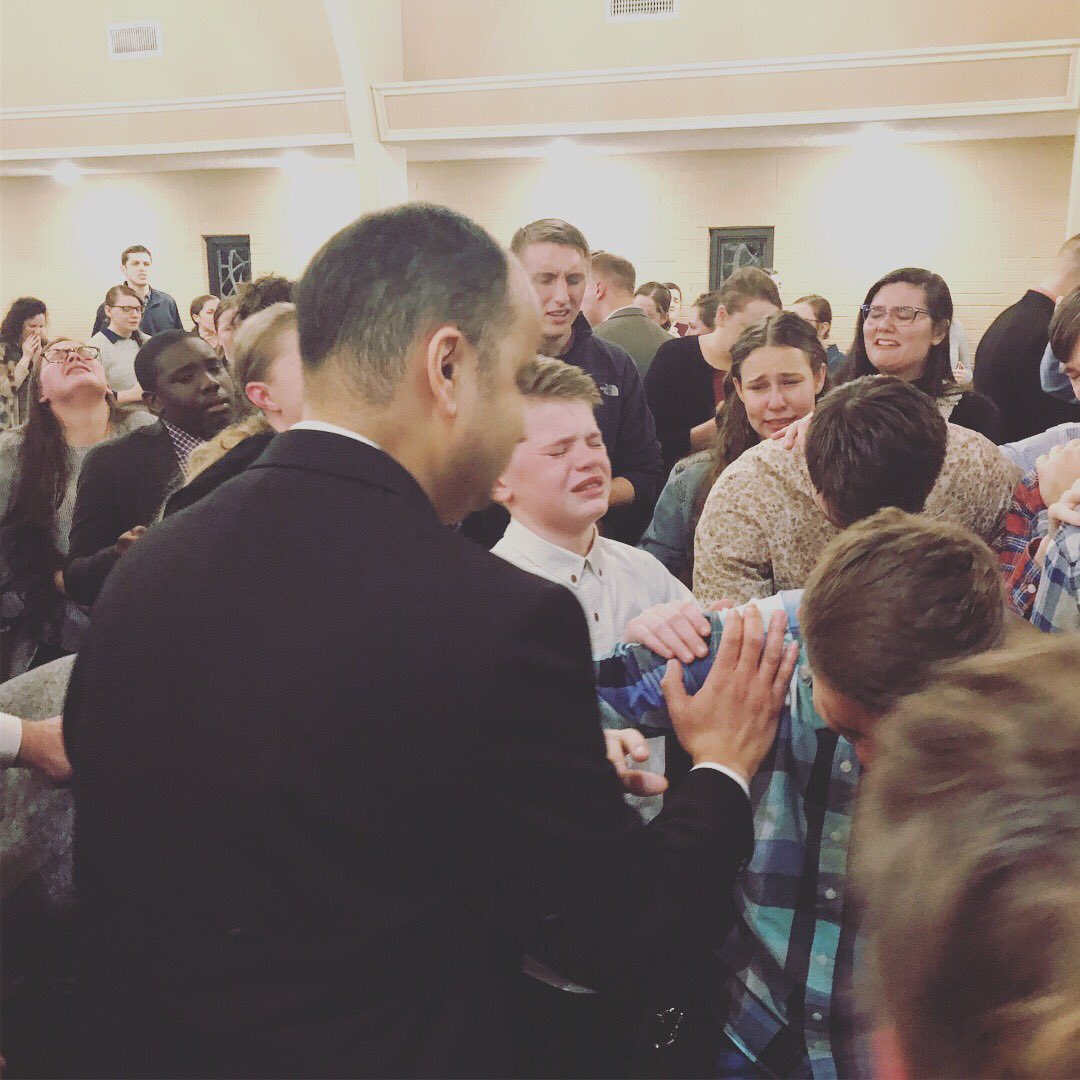 ARSection3's tweet photo. What an incredible service tonight! God showed up in a mighty way and met with hungry students! No words could adequately express how amazing and powerfully God moved! Thank you @rhettmel87 for following the leading of Spirit tonight! #S3Ascend ⛰🙌🏽👏🏽 https://t.co/VRG0Wyf3OU