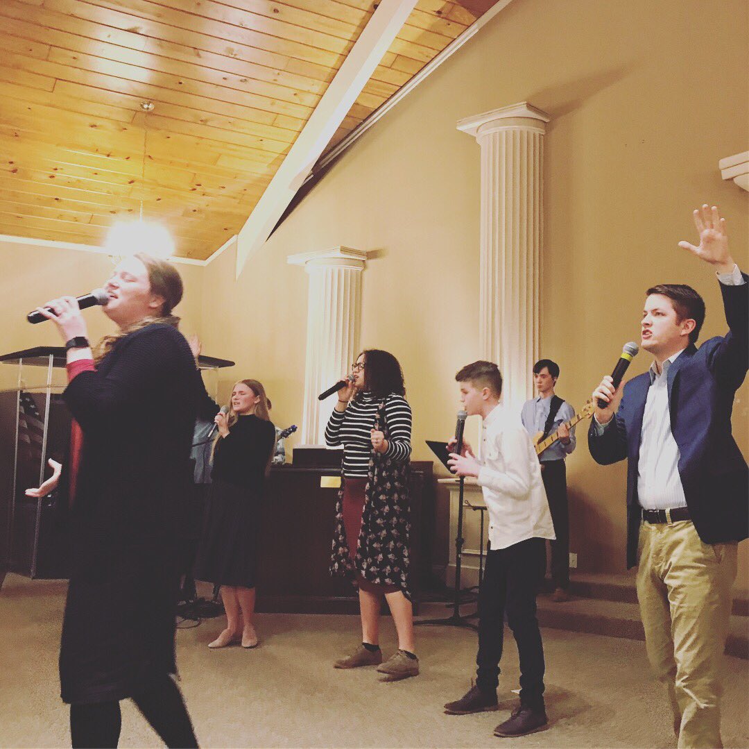 ARSection3's tweet photo. What an incredible service tonight! God showed up in a mighty way and met with hungry students! No words could adequately express how amazing and powerfully God moved! Thank you @rhettmel87 for following the leading of Spirit tonight! #S3Ascend ⛰🙌🏽👏🏽 https://t.co/VRG0Wyf3OU
