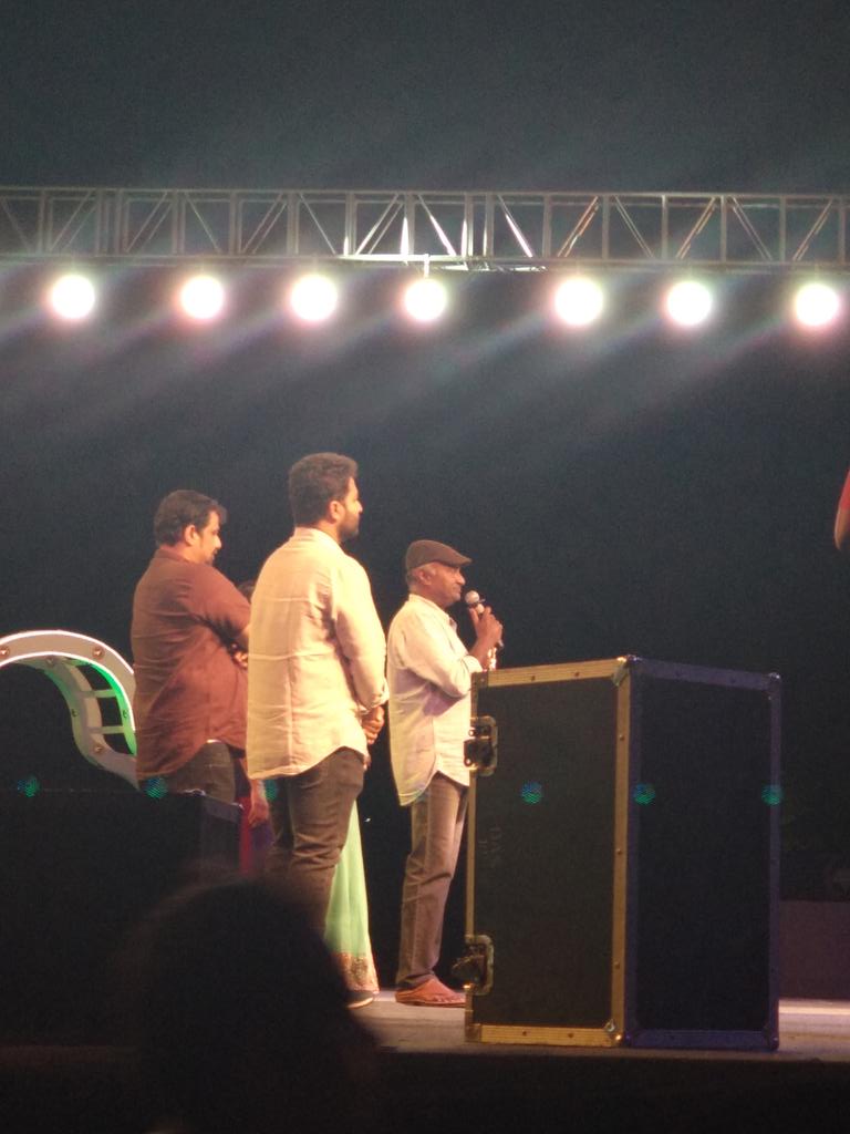 janakiram97's tweet photo. Life time Achievement award for our beloved Versatile Actor #M.S.BASKAR sir at our #TechofesAwards2018
#Sillakkidum
#Techofes2018 https://t.co/wjXobMMoJq