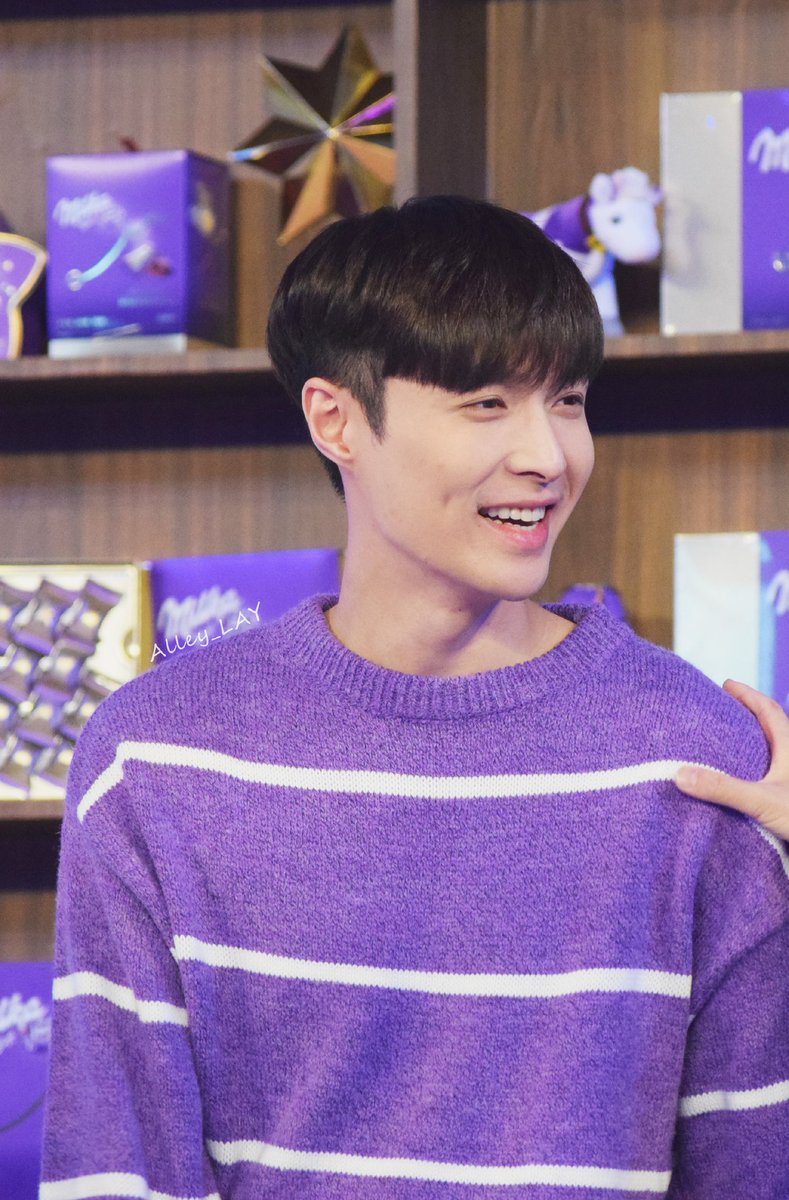mpjaa_'s tweet photo. พี่ฝานกัปตันทีมบาสตอนมองน้องอี้หลีดนางฟ้าประจำสีม่วงมีหนุ่มมาแอ๊วอยู่หน้าแสตนเชียร์ #krislay https://t.co/UZ3N9hKNP7