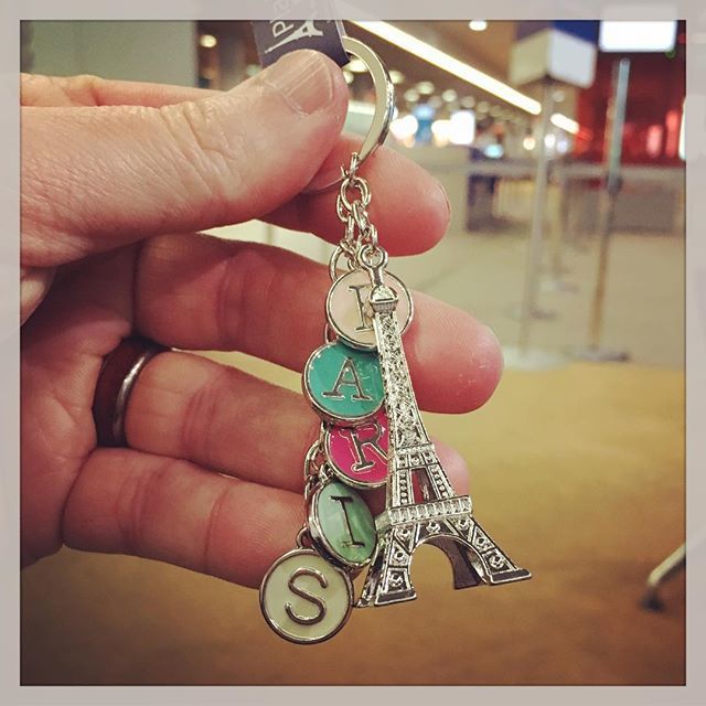 imthatdad's tweet image. Nab keychain from Paris airport for Emma. Check!  #keychainobsession #lovethatkid ift.tt/2ocj00s