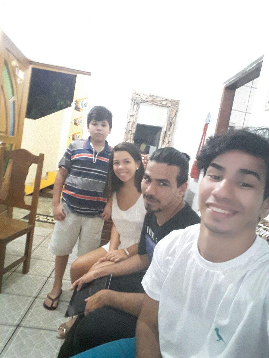 SrFranklin3's tweet photo. Não sei oque é pior, minha cara de sorriso forçado ou o ânimo do Maicon KKKKKK https://t.co/z6oVw7rIC9