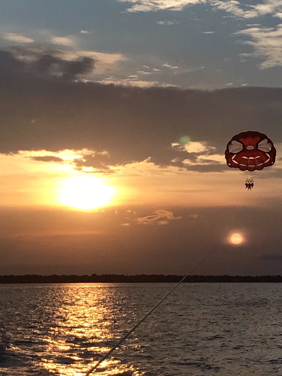 GoParasailing's tweet photo. #SPRINGBREAK2018 🐬@Fudpuckers on @OkaloosaIsland in @ftwaltonbeaches #FtWaltonBeach @WaterscapeCondo @holidayinnfwb @HiltonGardenFW https://t.co/PLFqote8gB