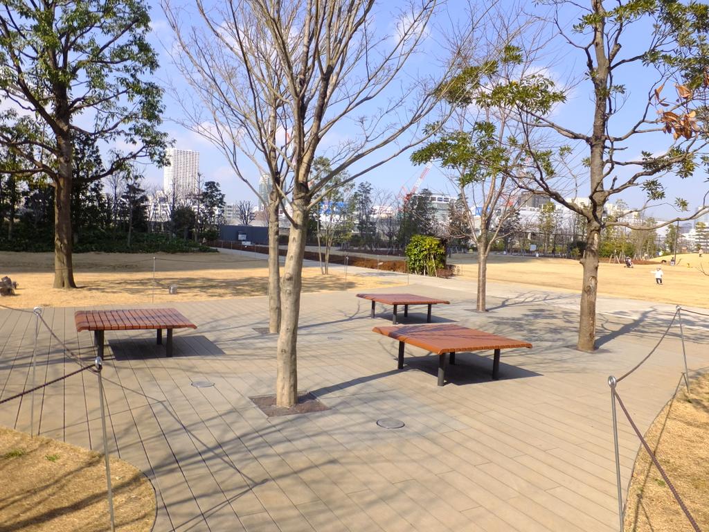 かず奈 Live Gateのブリッジムービーに出てきた公園は 品川シーズンテラスのイベント広場と隣接する港区立芝浦中央公園 噴水は1月 3月まで休止中のようです 映像では芝生がもっと緑色で花も咲いていたのでイメージちょっと違いますが 春になったら かず奈 Live Gateのブリッジムービーに出てきた公園は 品川シーズンテラスのイベント広場と隣接する港区立芝浦中央公園 噴水は1月 3月まで休止中のようです 映像では芝生がもっと緑色で花も咲いていたのでイメージちょっと違いますが 春になったら