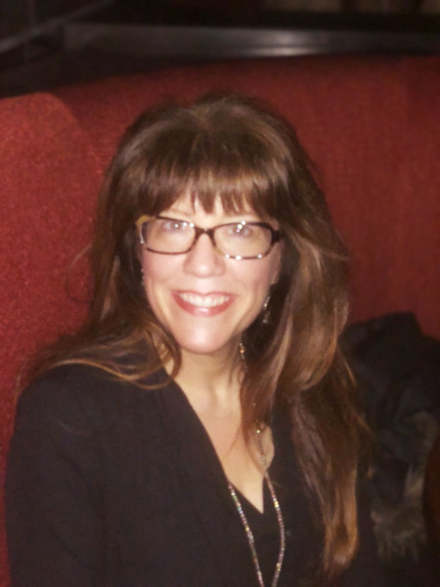 martimendenhall's tweet photo. Put with friends for dinner! #MartiMendenhall #PdxJazzSinger https://t.co/qqUo5DiBms