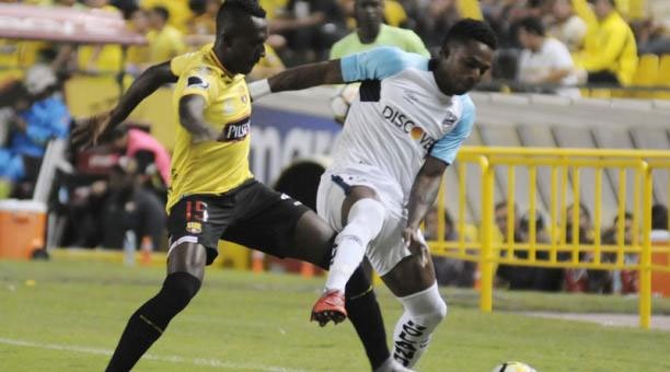 elcomerciocom's tweet photo. Barcelona SC remontó y ganó 3-2 a la U. Católica en el estadio Monumental » https://t.co/4trutCF8Ff https://t.co/fGxlezySWW