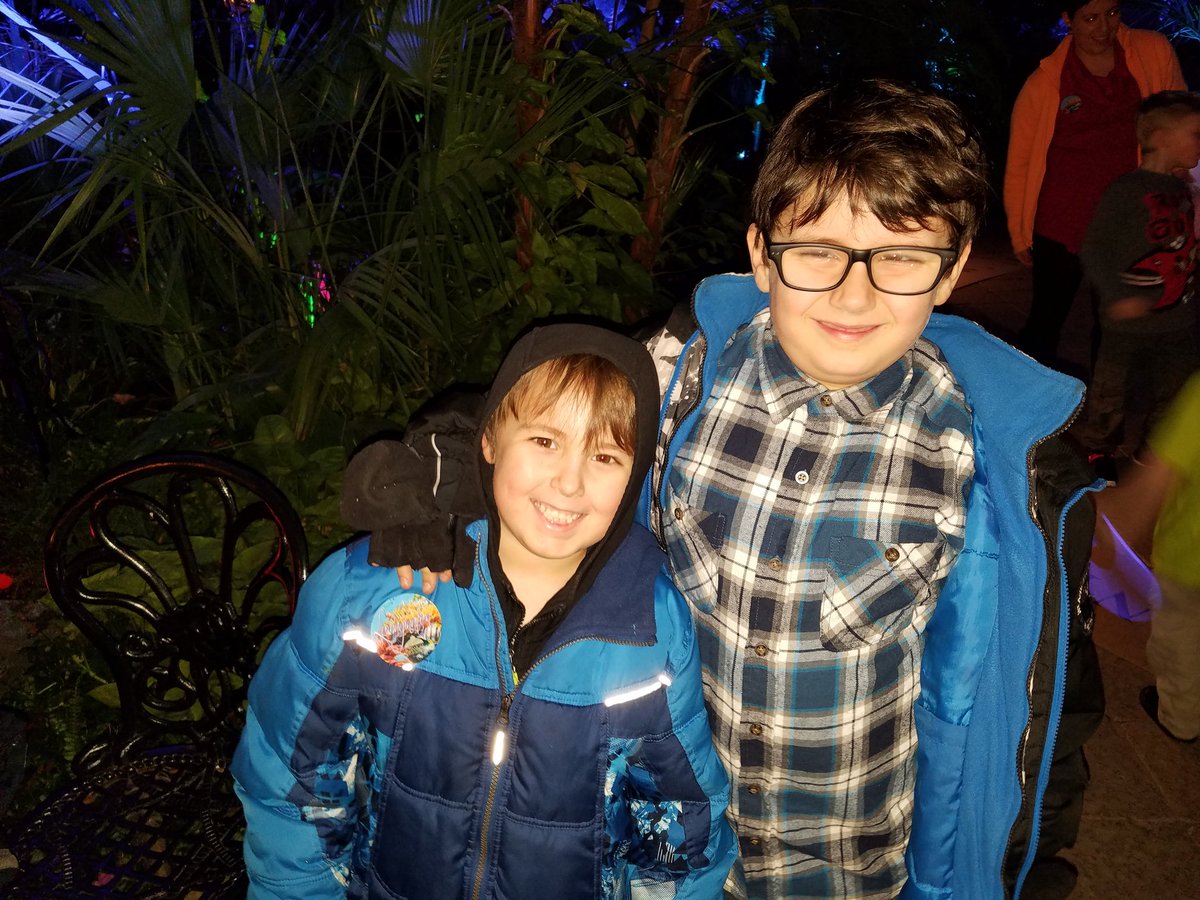 VCAssociation's tweet image. Some Valley Striving For Excellence Youth Program families had a great time at Lumagination @BuffaloGardens tonight!