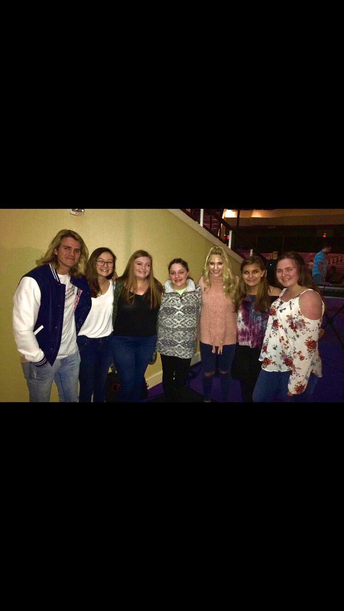 KendallCate's tweet photo. i got to meet some of my idols tonight. i listened to an amazing sermon and then i got to meet two of the most amazing people ever. thank you guys so much for taking pictures with us and talking to us. it means the world. 💕 @Thesupercole @SavannahSoutas https://t.co/ATnIC1zpXq