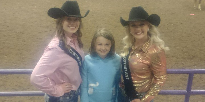 Wildcat_Salute's tweet photo. A picture with the Rodeo Girls! #KSTATERODEO #WithMyNiece #EverlyMonroe @ksurodeo https://t.co/e9HmoCgVLT