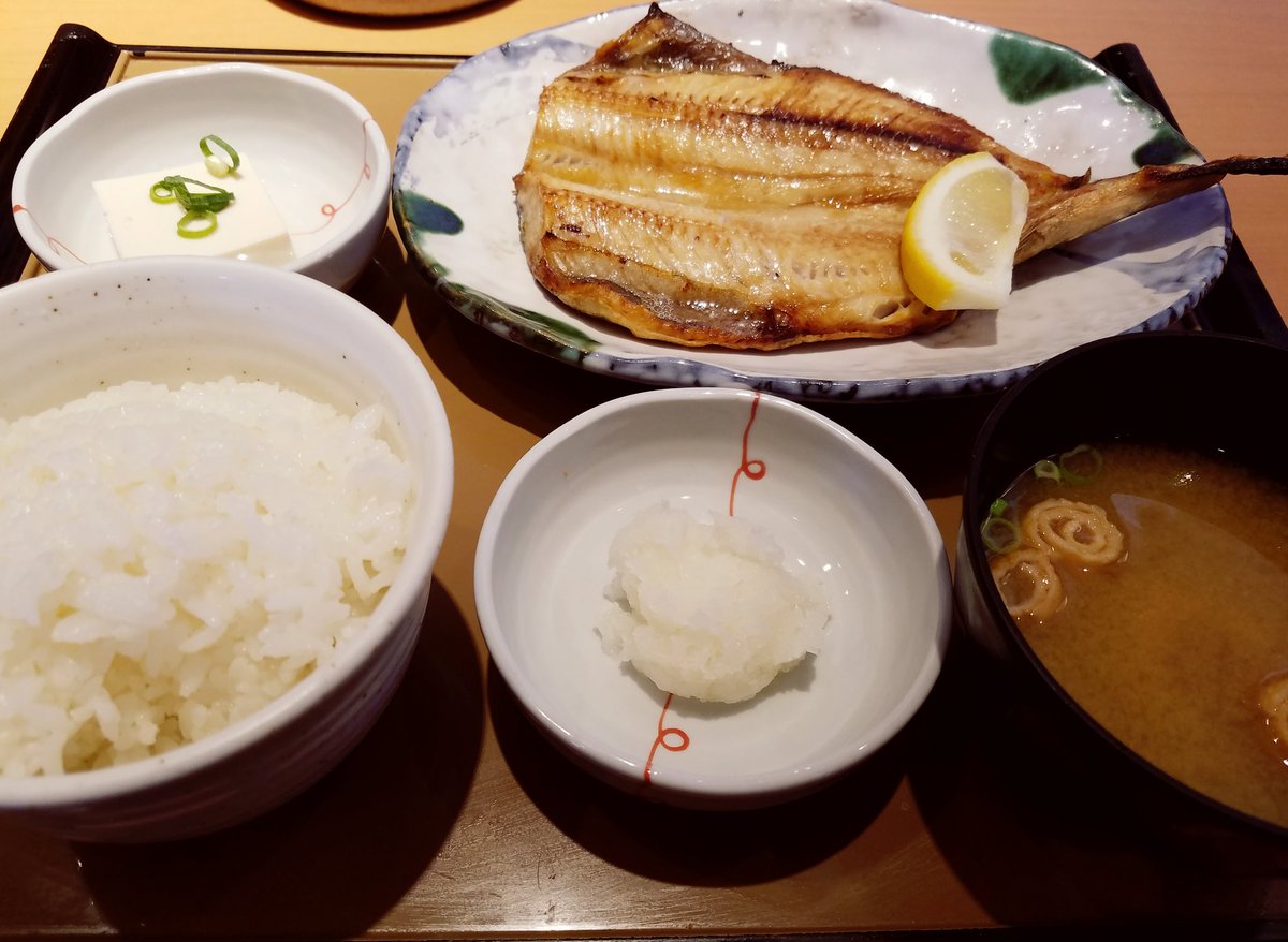 puroteintaro's tweet photo. 昼食…やよい軒でほっけ定食✨　揚げ物よりは形あるものと炭水化物で増量🙋　夕方workoutしてきます🎵　#やよい軒　#ほっけ定食　#workoutout　#ダイエッターさんと繋がりたい https://t.co/4sI0bIzy0r