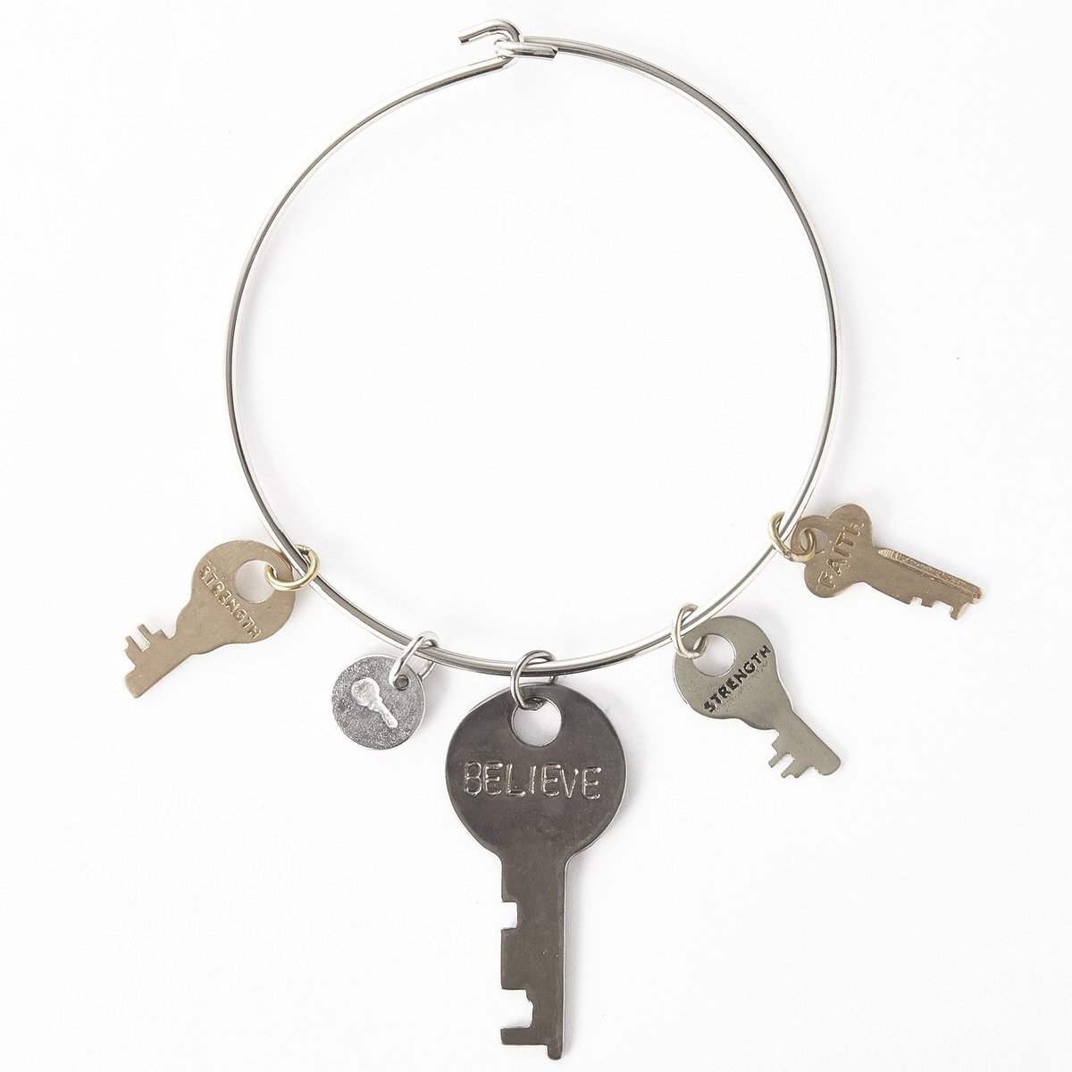 Giving_In_Style's tweet image. The Giving Keys is giving even more reasons to rock their stylish social enterprise jewelry | check out the #styleshares section Giving In Style #givinginstyle #thegivingkeys #mixedkeycharmbracelet