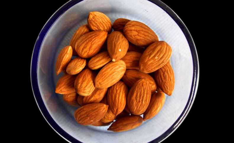EverydayHealth's tweet photo. Almonds boast one of the highest fiber counts of all nuts which can help lower cholesterol and make you feel full. PLUS, evidence found that eating almonds in a weight loss diet helped people lose more weight and keep it off: https://t.co/tw58r6EZMJ #NationalAlmondDay https://t.co/m1oq7nacpe