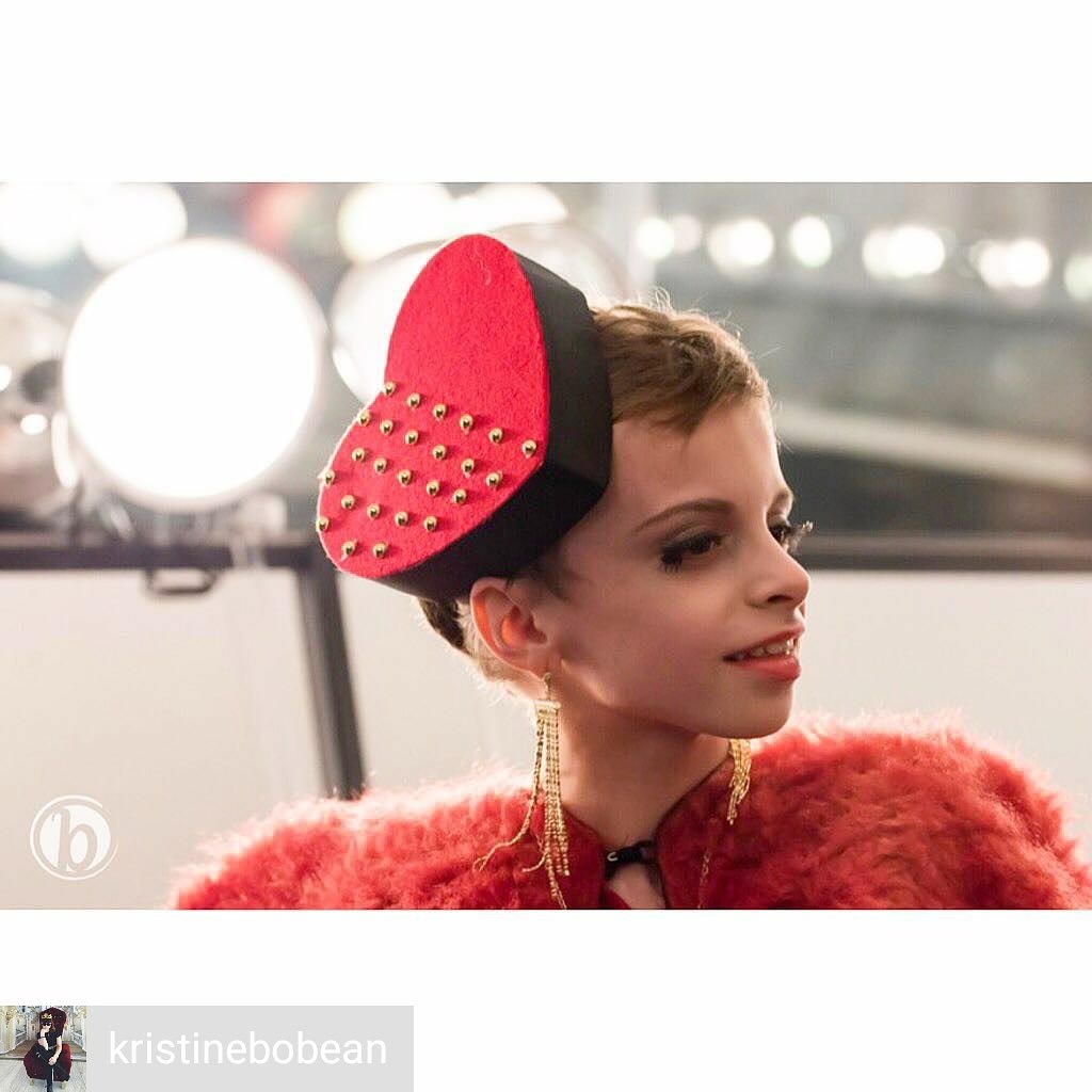 desmond_amazing's tweet photo. Serving Liza Minnelli vibes and realness!
.
Repost from IG: @kristinebobean.
Taken at @TheBlondsNY show at @nyfw .
.
Wearing a lovely cupid jacket from @TheHouseofMann.
.
👉 #desmondisamazing #theblonds #houseofmann #androgynous #clubkid #drag #dragkid #dragkids #dragqueen #NYFW https://t.co/FbI2odfKZk