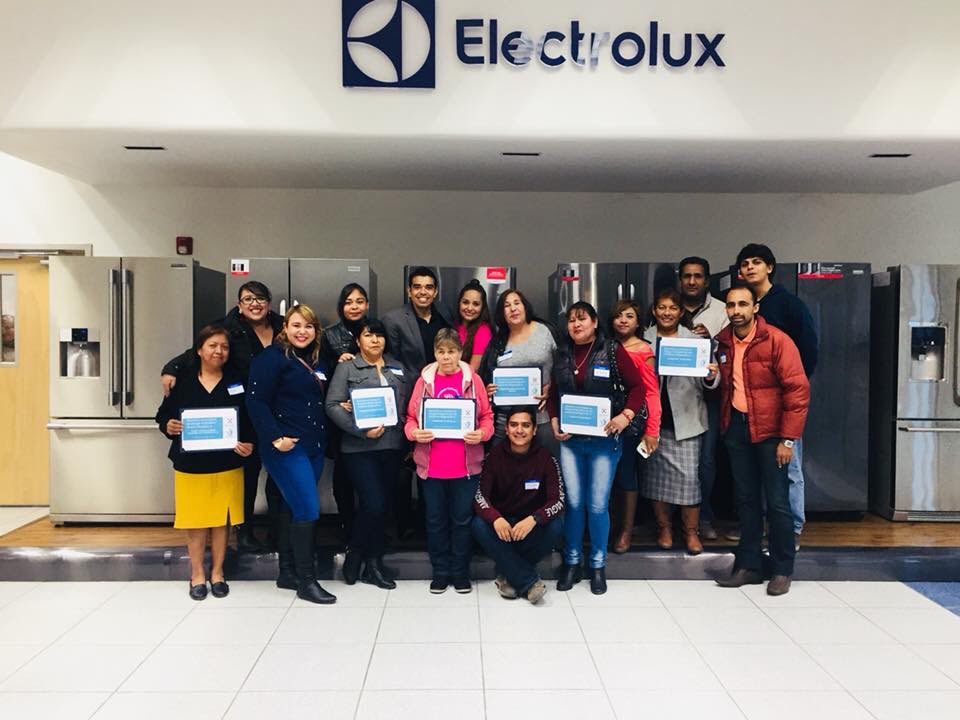 chumel_galvan's tweet photo. Gracias Electrolux  por seguir apoyando con refrigeradores  a las comunidades más vulnerables a través de los Comedores Comunitarios #TeamChihuahua  #TeInvitoAComer https://t.co/rHzG9QHUgP