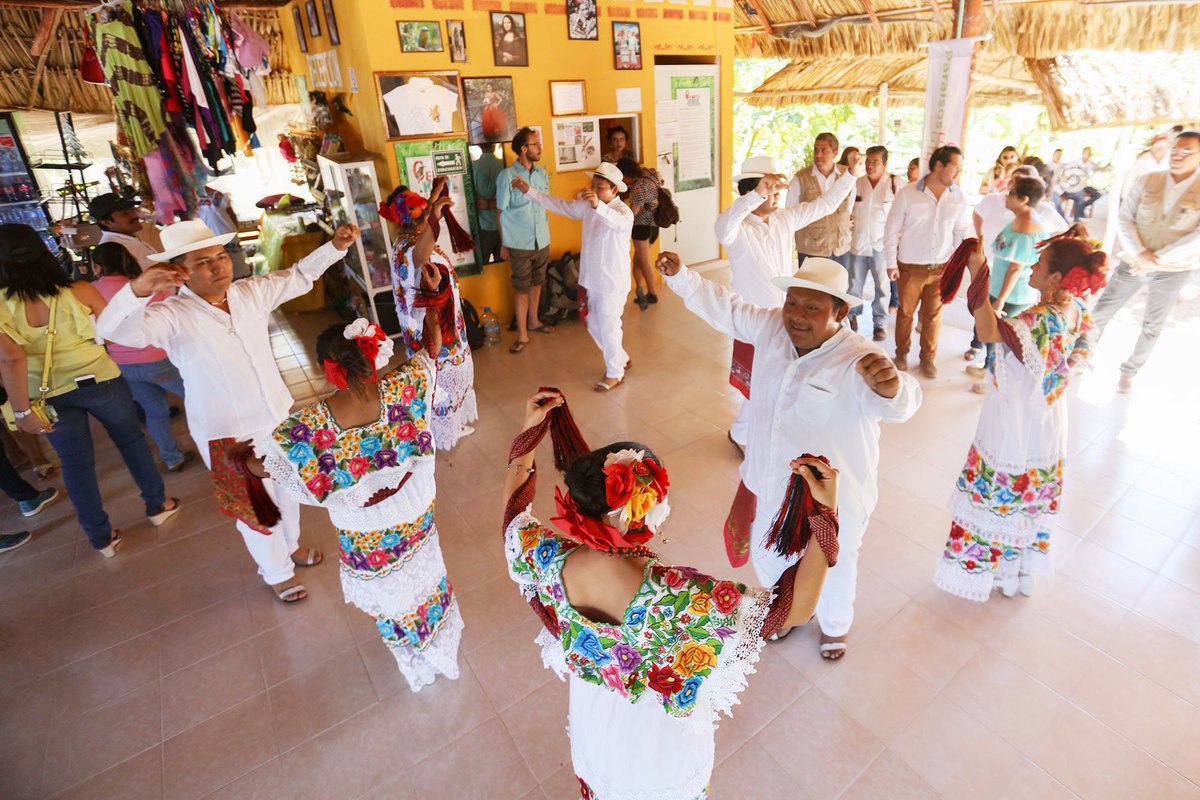 RolandoZapataB's tweet photo. En el marco de la inauguración del parador turístico Kikil, en Tizimín, entregamos a nueve proyectos ecoturísticos, operados por grupos y cooperativas mayas, distintivos como Paraísos Indígenas. @rserranoa_ https://t.co/5YgwvnPhl8