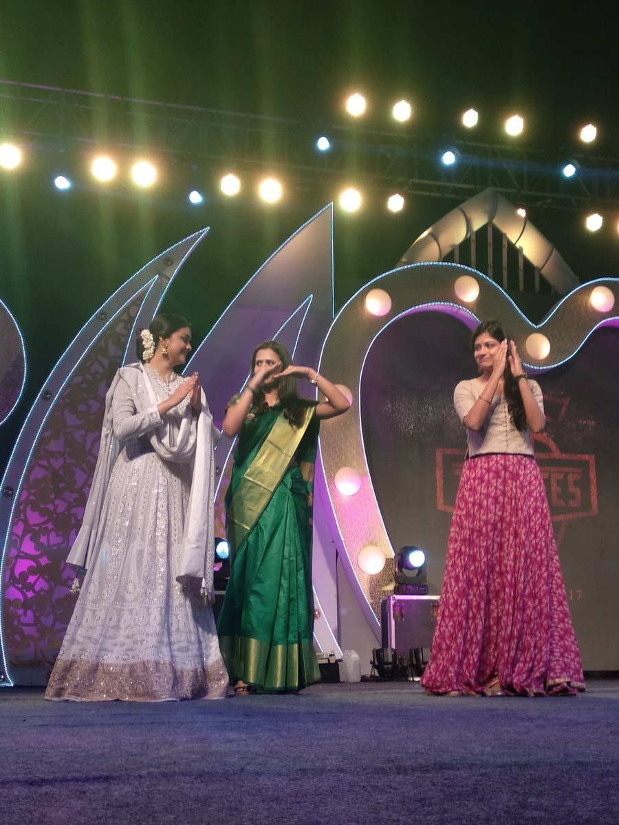 janakiram97's tweet photo. @iamManimegalai teaching dance to our @AditiBalan and @KeerthyOfficial at our #Techofes_awards
#Sillakkidum
#Techofes2018 https://t.co/8ZJQcEU8B4