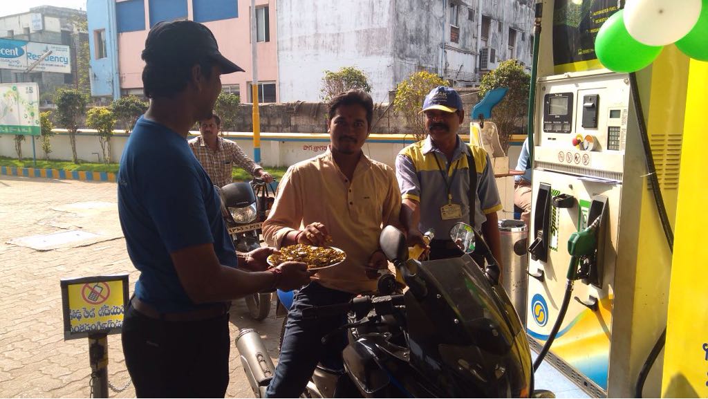 BPCRetailVizag's tweet photo. @BPCLRetail @BPCLimited @34Prabhu @AbbasAkhtar18 #SpeedDay celebrations at #BPKakinada, #EastGodavariDist #ecofriendlyspeed https://t.co/s8DJ6pmkGR