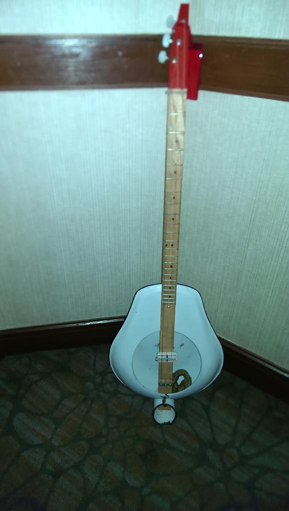 BluesSuze's tweet photo. Tucked in the corner of a performance space @folkalliance. They must have been visiting the restroom https://t.co/3viWhacX5O