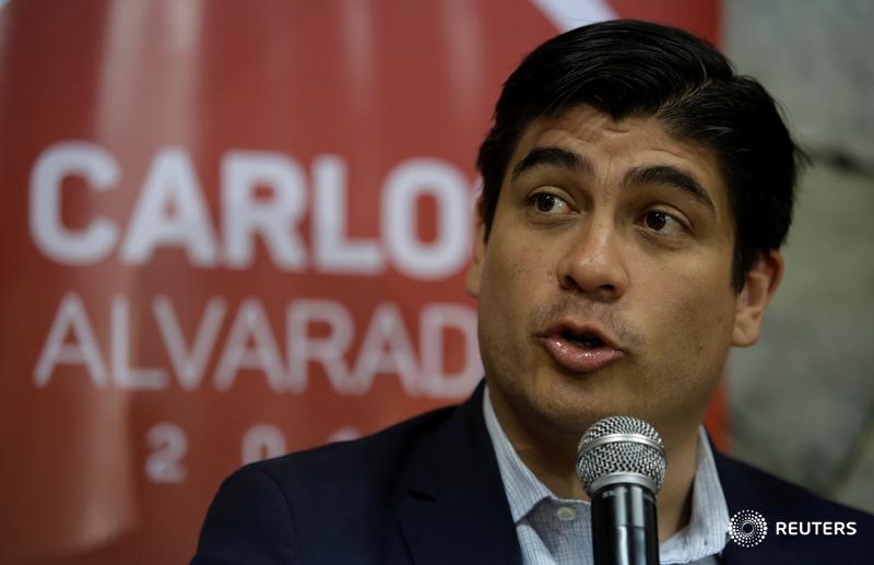 Candidato oficialista recorta distancia con cantante evangélico en presidenciales #CostaRica : sondeo. reut.rs/2odMRW3