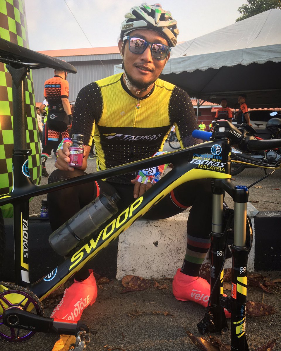 bujoee1's tweet photo. 🏁 MTB Team Time Trial Izrimiee Bike 2018 🏁
📍Awal2 pagi tayar bocor doh..
#taokas #swoop #fidlock #naturashot #morph #morphcomponents #velotoze #redmonkeygrips #umarsunglasses #rhc #f100 #bs #bujoesystem #teamAMDT #keepsmiling #mtb #fullgas https://t.co/BOdM2ypkbo