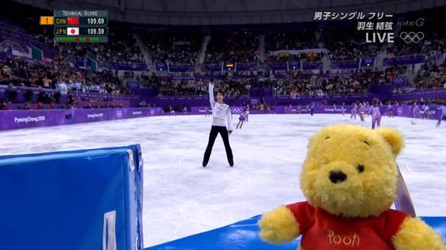 作為的に映り込む？羽生結弦さんとプーさんの素敵な一枚♪