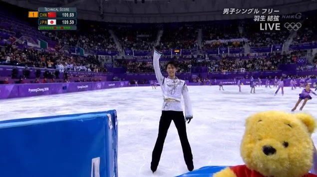 作為的に映り込む？羽生結弦さんとプーさんの素敵な一枚♪