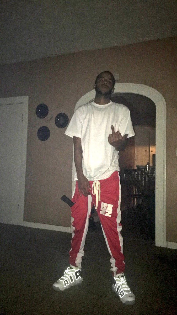 MrSavageBitch's tweet photo. I can't be toting no hand guns unless that bitch come wit a 3๏ธโฃ0๏ธโฃ #SqBizz/๐งGang https://t.co/B92LyejM1e