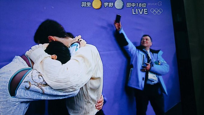 オーサーコーチがかわいいと話題に 後ろでパシャパシャ撮影してるw まとめダネ