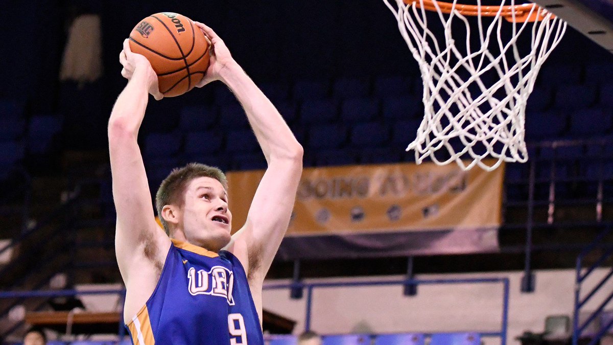 Conor Morgan (Victoria,BC) had 16 pts,16 rebs,7 asts,2 stls,3 blks in 36 mins in <a href="/ubctbirds/">UBC Thunderbirds</a>' win over Manitoba. #CanBall 
(PHOTO: Aaron Martin, UBC Athletics)