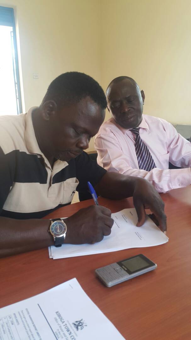 min_waterUg's tweet photo. Kiboga Water Supply System was handed over to Central Umbrella of Water and Sanitation to provide good service delivery to Kiboga community. #MWEWORKS @UmbrellasWatsan @HonKibuule @alfayole @WSDFUganda @FrankTumwebazek @DominicKavutse @UgandaMediaCent @nbstv https://t.co/KbFIRQfQ1T