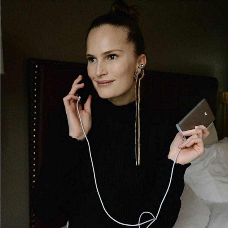 XiangW_'s tweet photo. Spotted these fashion icons with their #NYFW companion,10,000mAh Mi Power Bank Pro. How cool is that?  #PoweredByMi https://t.co/WRhObL53P3