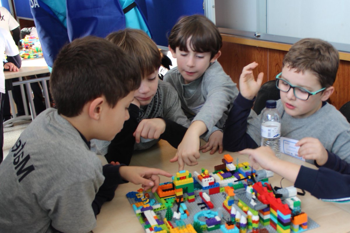 RobotixBalears's tweet photo. Aquí trobem un dels equips de la FIRST LEGO League Junior de l'escola Pius XII preparant l'explicació de la seva maqueta! #FLLSpain #FLLBalears #masquerobots #somuib #roboticaeducativa #Firstlegoleague
La imagen puede contener: 2 personas, personas sentadas y mesa https://t.co/1NwGemSOuh