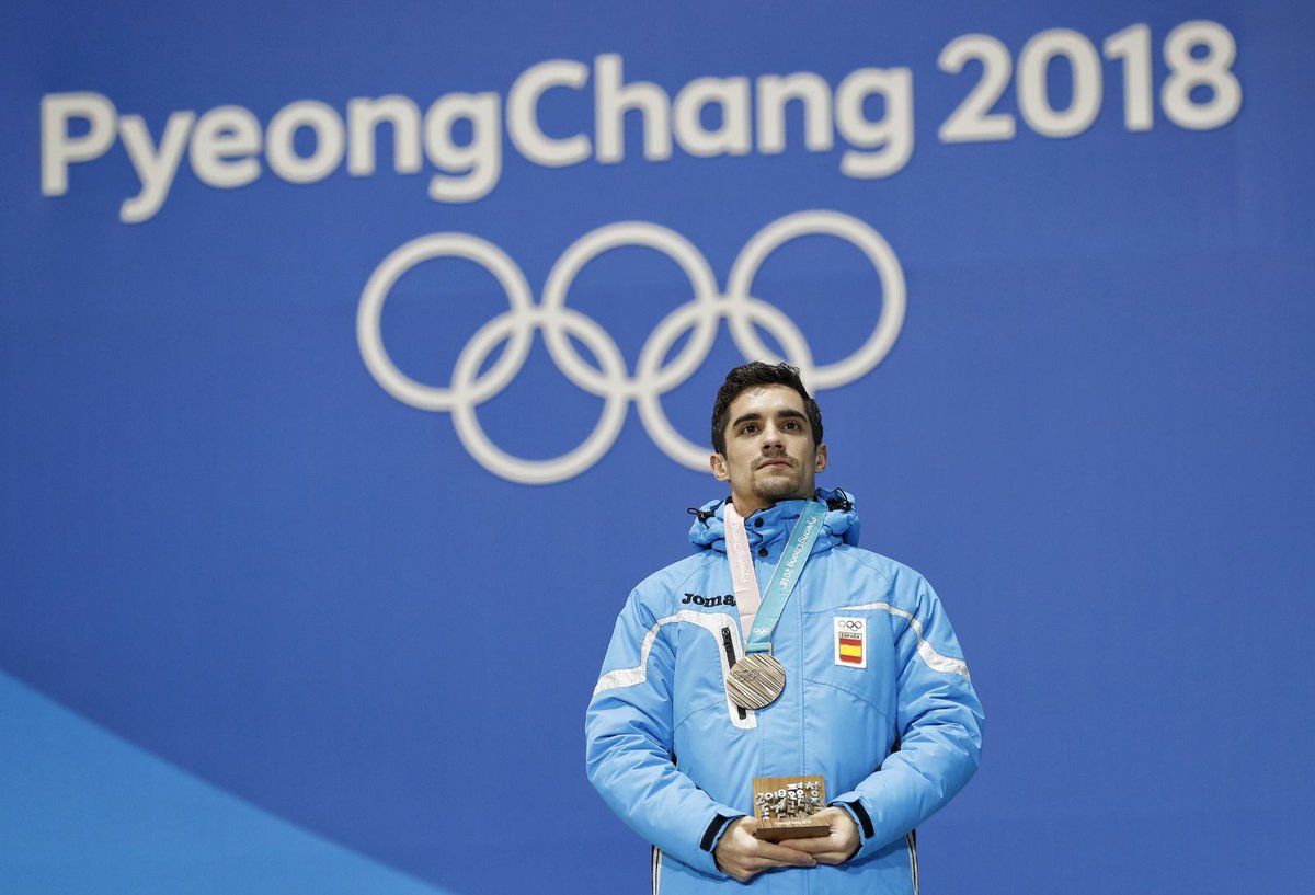 COE_es's tweet photo. ¡¡AQUÍ ESTÁ!! #SUPERJAVI con su merecidísima medalla olímpica. El fruto del trabajo diario llega sobre el podium de #PyeongChang2018. ¡¡Sueño cumplido!! ¡¡SABORÉALA, @javierfernandez! #TeamSpain https://t.co/UXei63zFX6
