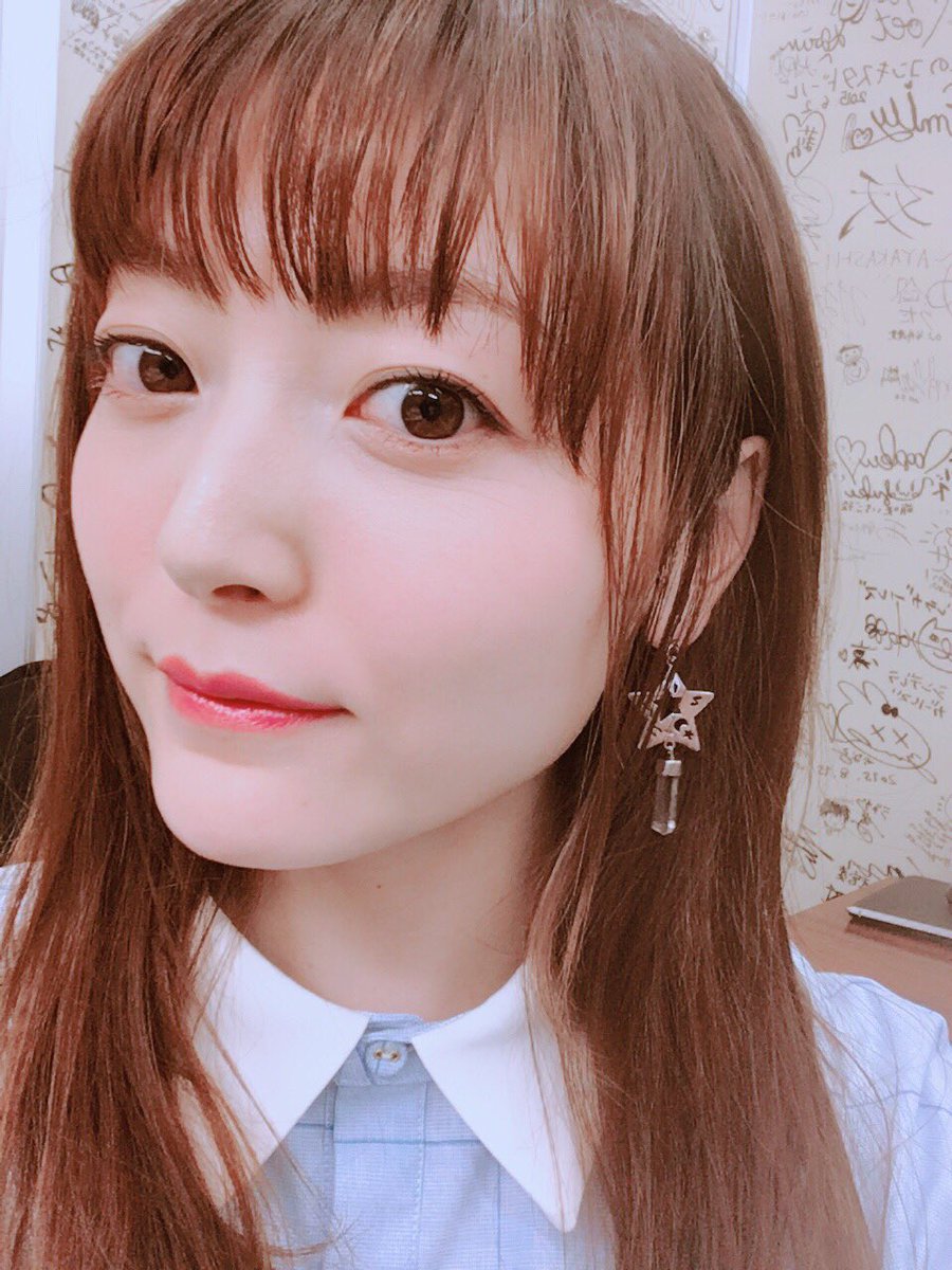 花澤香菜 A Twitter 今日は春に愛されるひとにわたしはなりたいリリースイベントでした 来てくださった皆さま ありがとうございました ディスティネーション的なイヤリング可愛いぜー ﾟ ﾟ 花