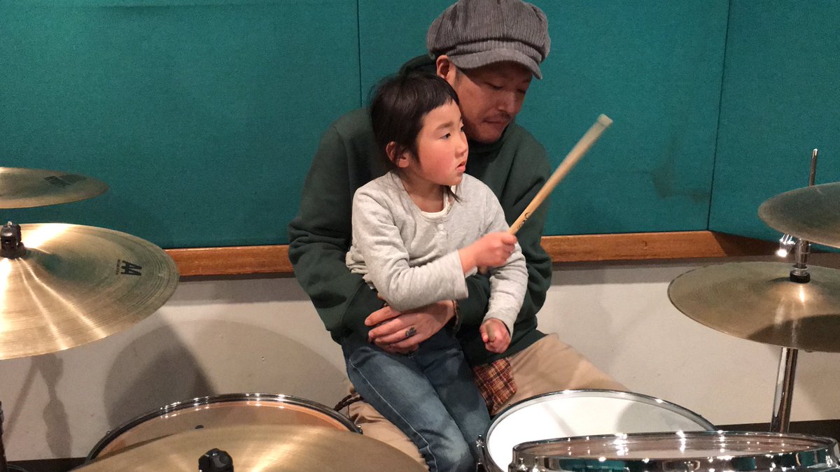 Ladybug_xxx's tweet photo. そしてあやねと一緒に#rhythmlife のレッスンへ行ってきました✨足がギリギリ届かないあやねさんはこんなスタイルにもチャレンジ(๑╹ω╹๑ )動画は後でインスタにあげますねー！
私はもちろんKirque装備‼️タカタツーチッタ、左手ハイハット身につくように練習します。
MAHくんありがとうございました https://t.co/NlW7iusfYP