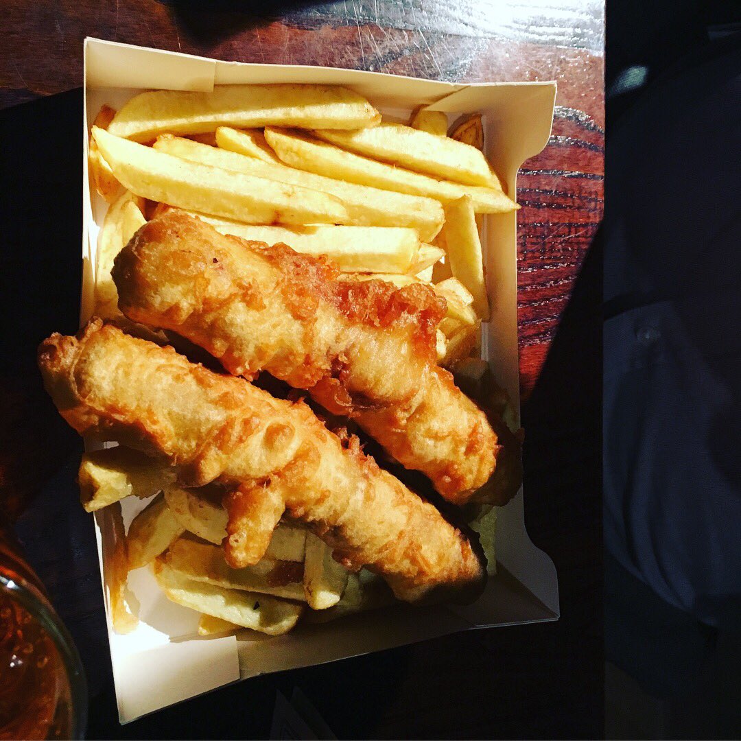 LittleCityFox's tweet photo. Valentine’s Day dinner at Chippy Doon The Lane 🐟🍟 this is another one which can be tricky as a #vegetarian coz you can’t actually have fish &amp; chips! But I really enjoyed my mozzarella sticks and mac &amp; cheese with chips and a side of pickled onions 😉 Martyn had a sausage supper https://t.co/u0LFTB7xPN