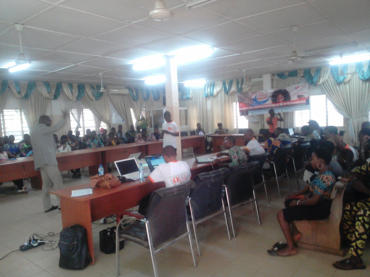 HounhouiEnock's tweet photo. Communications des formateurs de @WoLSI_Officiel au participant venir nombreux ce jour dans la @villeAvrankou .
#Wolsi @USEmbassyBenin @wasexo https://t.co/JiX0vjHzuZ