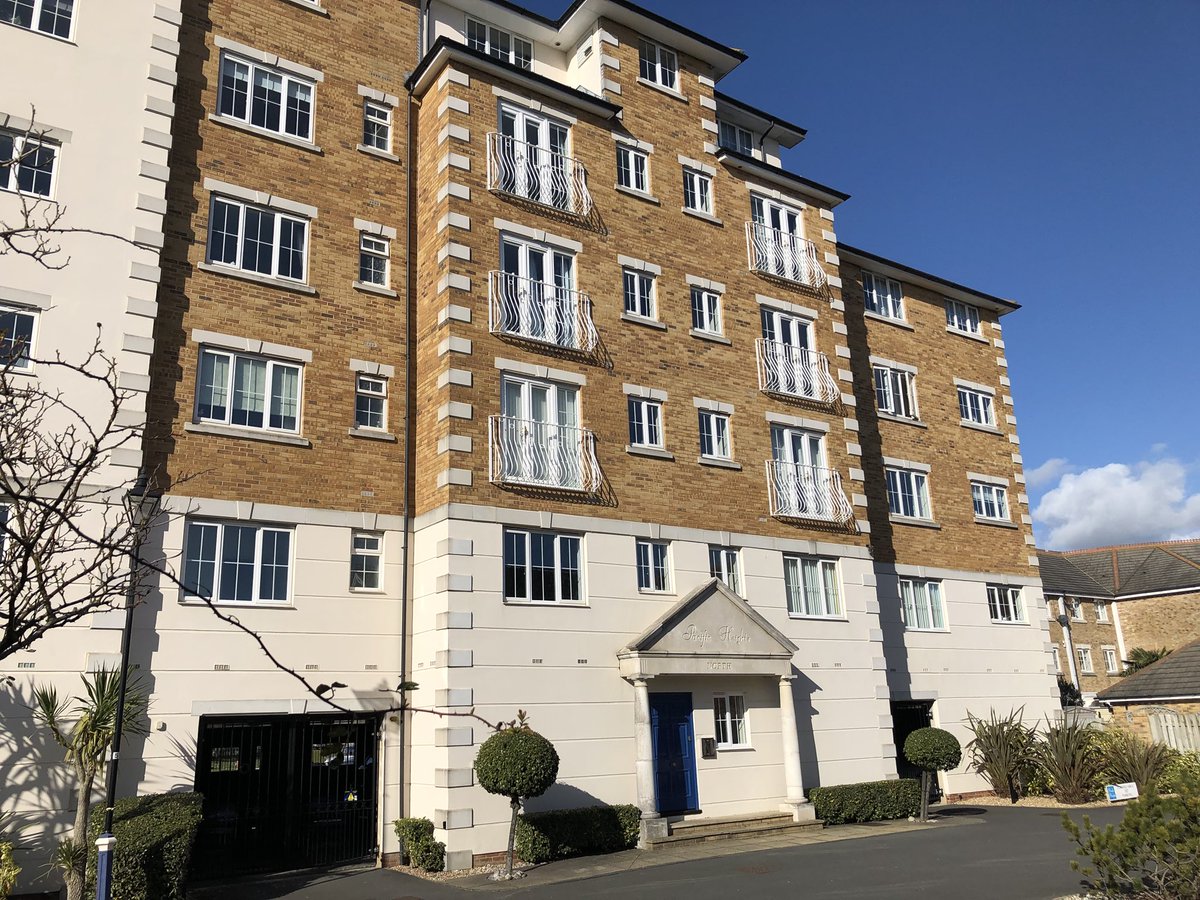 hunt_frame's tweet photo. Superb waterfront Apartment for sale £267,500 2 Bedroom with Bathroom and Ensuite. Must be seen. 01323416123 @HopkinsPartners https://t.co/D8ds4rTESi