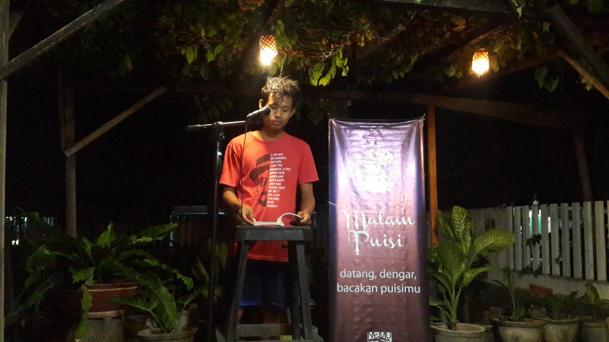 Di bawah rambat bunga Sedap Malam, #LovePoetry di <a href="/nemubukupalu/">#SatuDekadePMNB</a> akan segera dimulai. Roaku, sararaku, sampe suvuku, mari merapat.

Bunga Rindu Tumbuh di Kepala.

<a href="/MalamPuisi/">Malam Puisi</a>