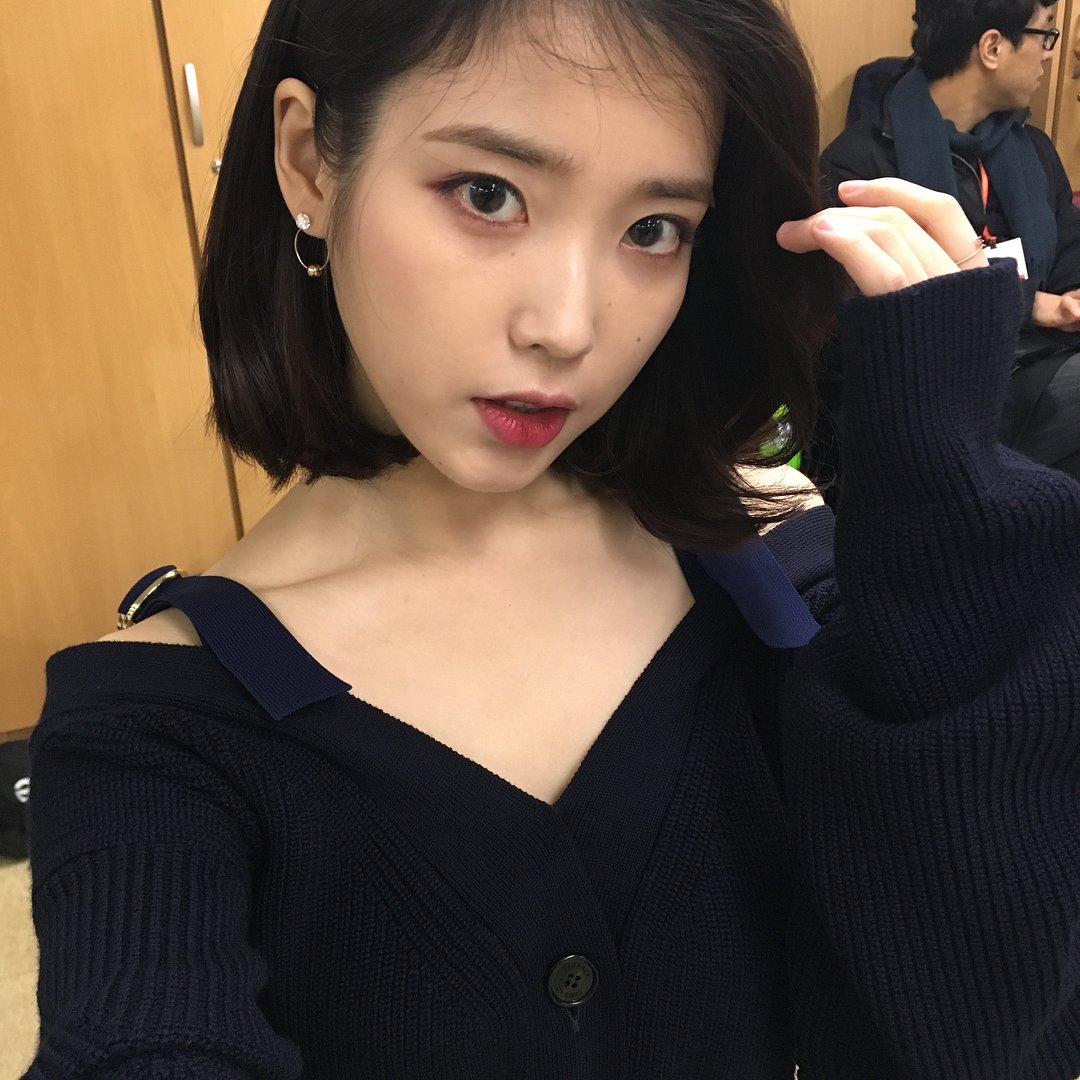 iu_snaps's tweet photo. [IU INSTAGRAM(9P1V)] dlwlrma: 가온차트어워즈✨감사합니다 4/9P https://t.co/QU9EqiW3K4 #kpopsnaps https://t.co/HQnYQU6Qad