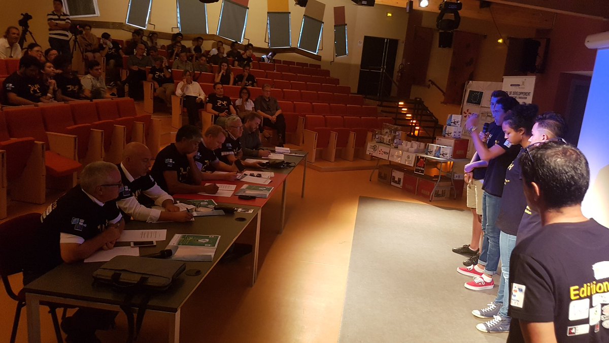 LyceeStella's tweet photo. Notre équipe gagnante devant le jury final des 24 h de l'innovation https://t.co/EFyTWmSSbg