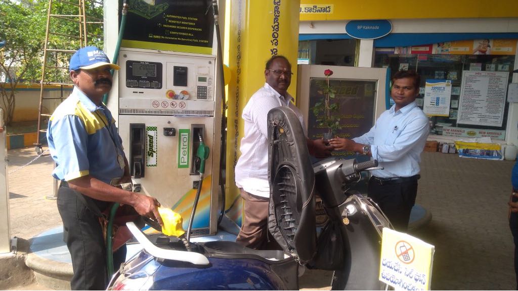 BPCRetailVizag's tweet photo. @BPCLRetail @BPCLimited @34Prabhu @AbbasAkhtar18 #SpeedDay celebrations at #BPKakinada , EastGodavari Dist #ecofriendlyspeed - Sapling Distribution to customers for promoting green envirnment https://t.co/lnBSj4IpXm