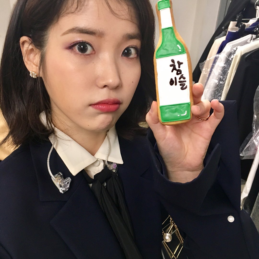 iu_snaps's tweet photo. [IU INSTAGRAM(3P)] dlwlrma: #참이슬
발렌타인데이🐸💝 https://t.co/VArYud8rF5 #kpopsnaps https://t.co/IXhUZQDVFd