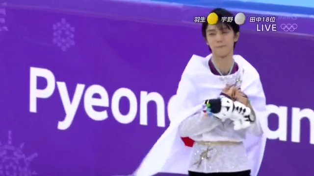 lovejapan_2020's tweet photo. @surumegesogeso 羽生結弦選手は、国旗に対する敬意が半端ないですよね。
今日は、肩に国旗を掛ける前に、国旗に対しても一礼して「ありがとうございます」と言ってる風に見えましたよ。最後は丁寧に半分に折りたたんでいました。🇯🇵 
#羽生結弦
#羽生選手 https://t.co/M0tI4mvoYm